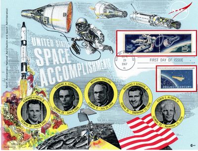 une image représentant un collage d'une navette spatiale et d'autres éléments liés à l'espace