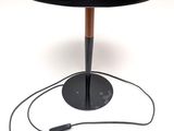 une lampe de table noire munie d'un cordon d'alimentation