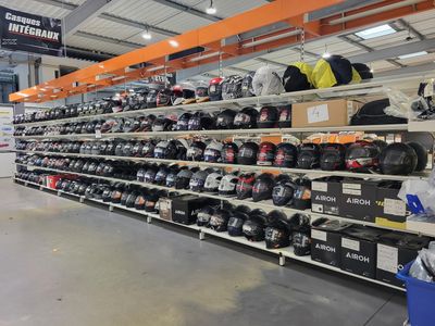 EXT - Environ 150 casques intégral et semi intégral neufs, q…