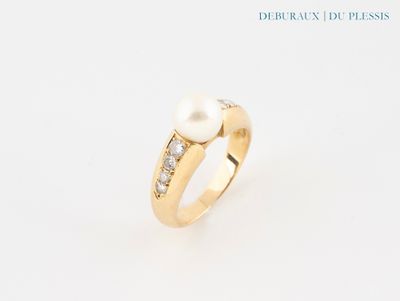 une image d'une bague en perles et diamants sur fond blanc