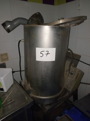 un seau en métal portant un numéro, posé sur une table
