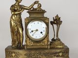 une horloge en or surmontée d'une statue