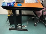 un bureau d'ordinateur équipé d'un clavier et d'un écran