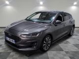 Une Ford Mondeo grise est garée dans une pièce au sol carrelé.