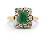une bague à grappes d'émeraudes et de diamants