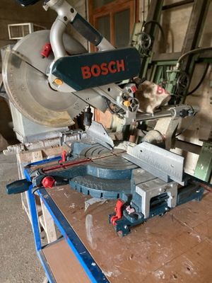 une machine posée sur une table