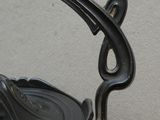 une bouilloire noire avec une poignée, posée sur une table