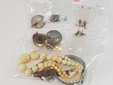 un sac contenant des perles et d'autres objets posé sur une table