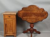 une image représentant une petite table avec une petite armoire à côté