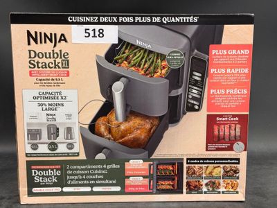 une boîte contenant une dinde, posée sur une table