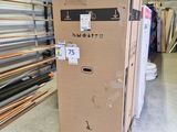 un grand carton posé sur une palette
