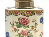 un bocal blanc orné d'un motif floral