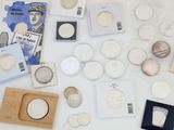 un lot de pièces de monnaie posées sur une table