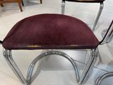 une chaise rouge avec une structure en métal et une assise bordeaux