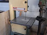 une machine qui se trouve dans le coin d'une pièce