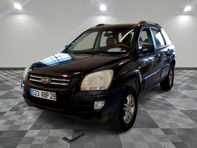 une photo d'un 4x4 noir garé dans un garage