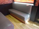 un canapé et une table dans une banquette près d'une fenêtre