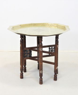 une petite table en bois sur laquelle est posé un plateau