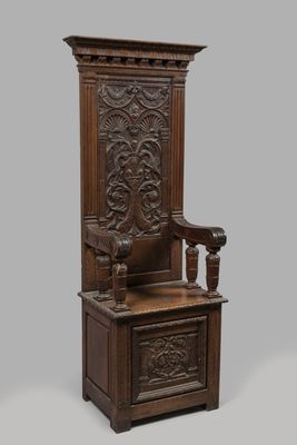 un vieux banc en bois avec un dossier et une assise sculptés