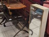beaucoup de meubles dans un magasin où il y a beaucoup de chaises et une table