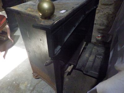 une petite table sur laquelle est posé un vase