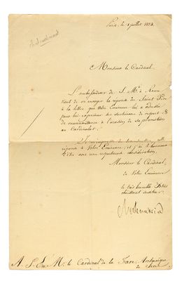 une feuille de papier sur laquelle figurent des notes manuscrites, posée sur une table