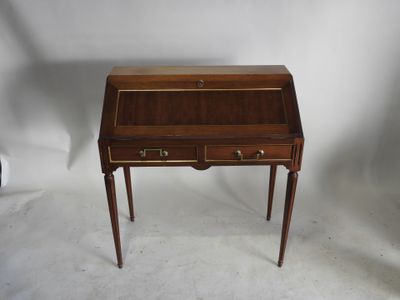 une image représentant un petit bureau sur lequel sont posés deux tiroirs