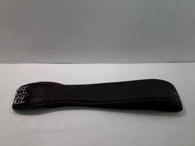 une lanière noire munie d'une boucle argentée