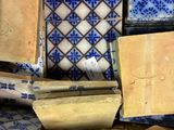 plusieurs carreaux sont empilés les uns sur les autres sur une étagère