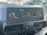 un autoradio intégré au tableau de bord d'une voiture