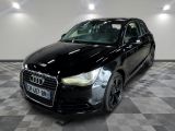 une image d'une voiture audi noire dans une salle d'exposition