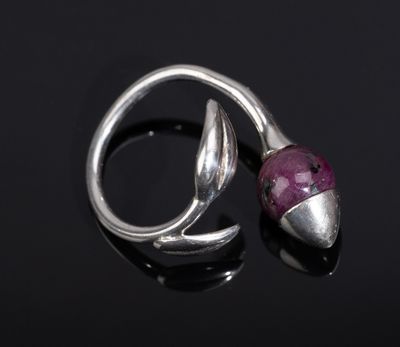 KENZO, Bague de forme florale en argent avec rubis cabochon,…