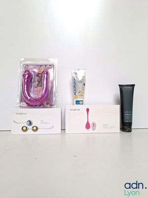 une boîte de brosses à dents, un tube de dentifrice et un tube de dentifrice posés sur une table