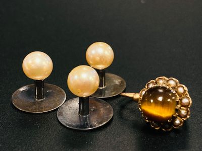 trois paires de boucles d'oreilles ornées de perles, posées sur une table
