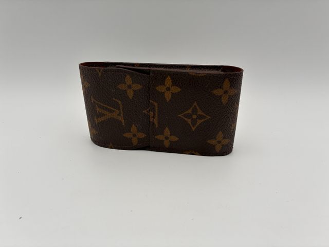LOUIS VUITTON Etui à cigarette - toile monogramme - 13 x 7 cm. Tr...