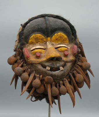 Masque "Tehe gla" dit de bravoure en bois dur richement pein…