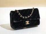 Sac Chanel à rabat matelassé en velours noir avec chaîne dorée