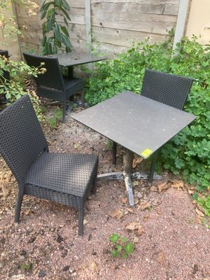 deux chaises et une table dans le jardin