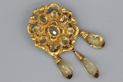 Broche en or (14k) ornée de citrines retenant des pampilles …