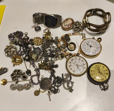 de nombreux types de montres et de bracelets sur la table