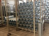 un grand support métallique sur lequel sont disposés de nombreux tubes métalliques