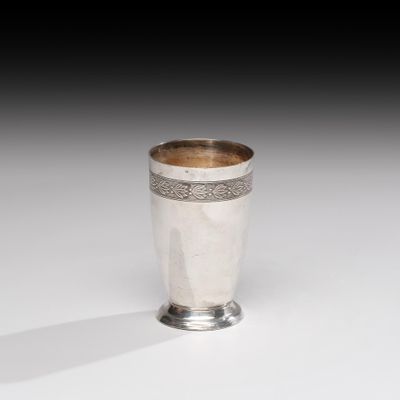 une coupe en argent posée sur une table