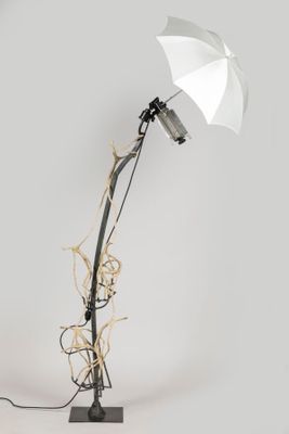 AUPETIT Robert (1946-2009) - Lampadaire en fer et papier mâc… - Photo 1