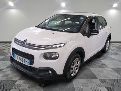 la citrole blanche est garee sur un carrelage en damier