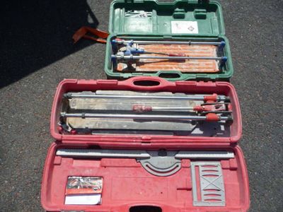deux outils dans une mallette posée par terre