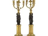paire de chandeliers anciens en laiton ornés de figurines sur socles
