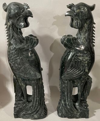 deux statues représentant un oiseau et un autre oiseau, l’un posé sur l’autre