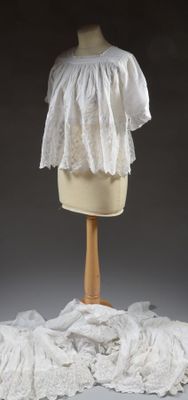 Suite de huit surplis d'enfant de choeur en coton, le bas in…