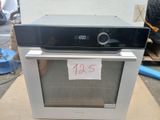 une photo d'un micro-ondes sur lequel est apposée une étiquette de prix
