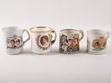 Quatre tasses à café différentes sont alignées sur une surface blanche